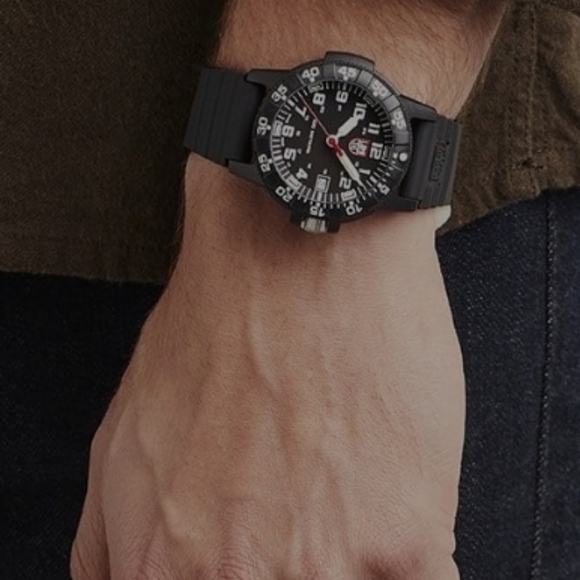 The Leatherback Sea Turtle Giant watch 39mm, water proof mens watch and glows. - Picture 6 of 6